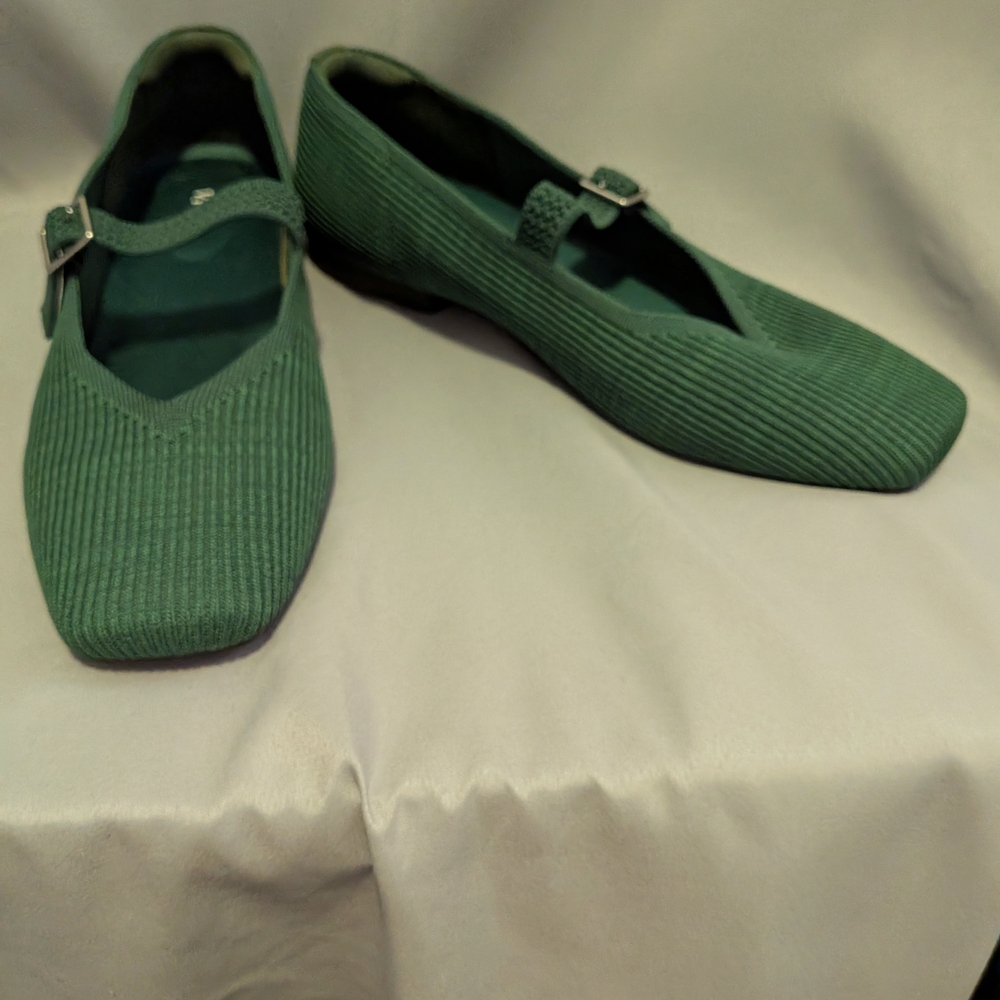 Vivaia Women's Classic Green Flats Size 10 - Picture 6 of 9